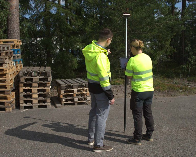 Nainen ja mies mittaamassa